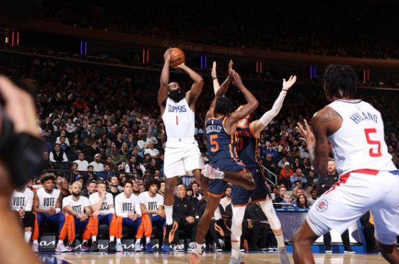 竞彩赔率变化-哈登快艇首秀栽跟头 赛后直言在这打球太奇怪